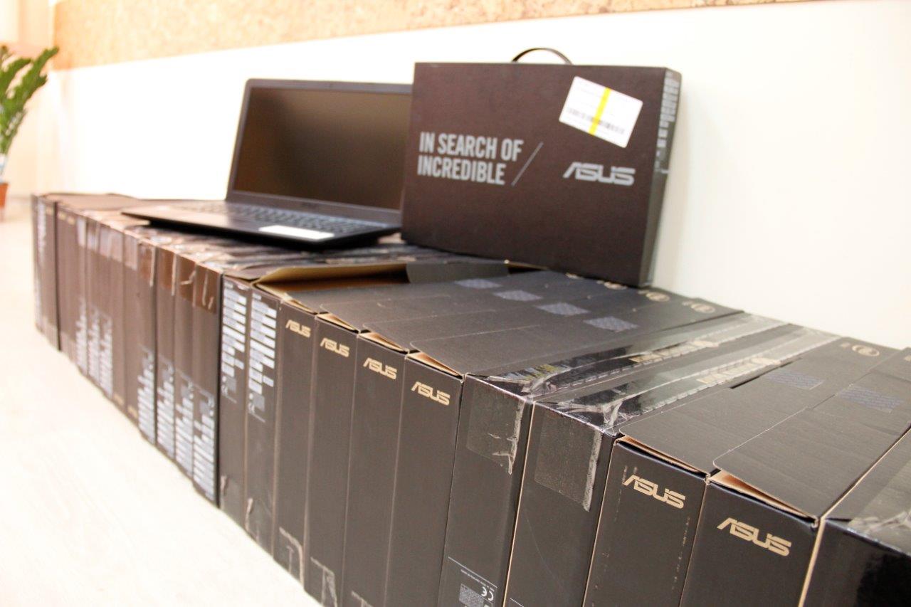 Uczniowie niżańskich szkół ponadpodstawowych otrzymali komputery z programu „Zdalna szkoła”